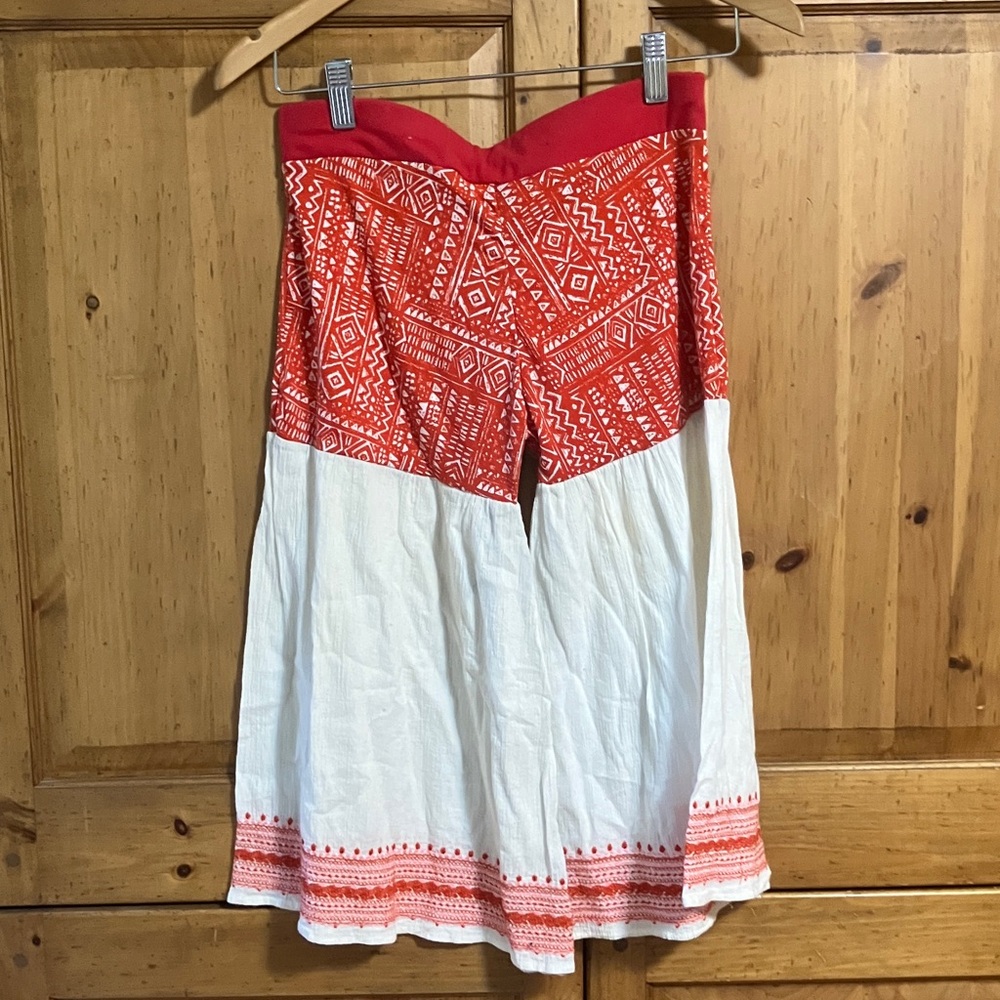 Red and White Patterned Capris - Picture 2 of 4